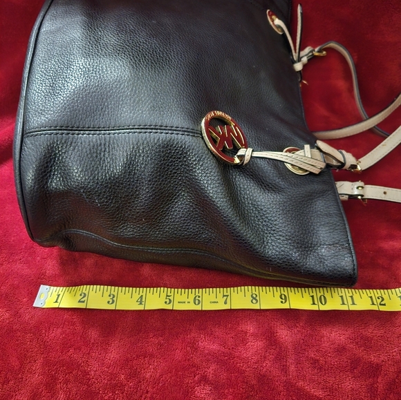 Michael Kors Jet Set Black Leather Tote - Picture 6 of 15